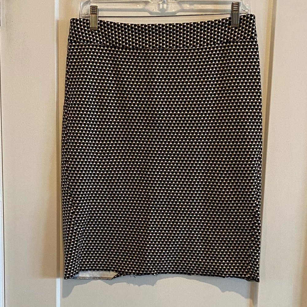 Sowing skills?  This one is for you! Ann Taylor S4 skirt. Minor fix needed.